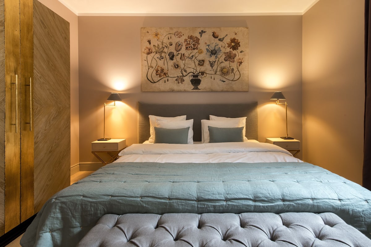 Deluxe Room | 1 bedroom, individually decorated, individually furnished, desk