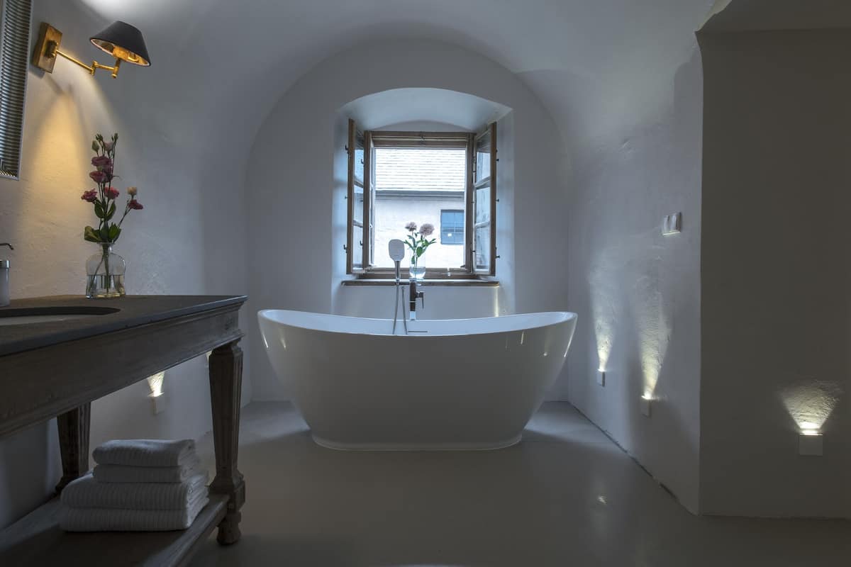 Deluxe Room | Bathroom | Free toiletries, hair dryer, towels, toilet paper