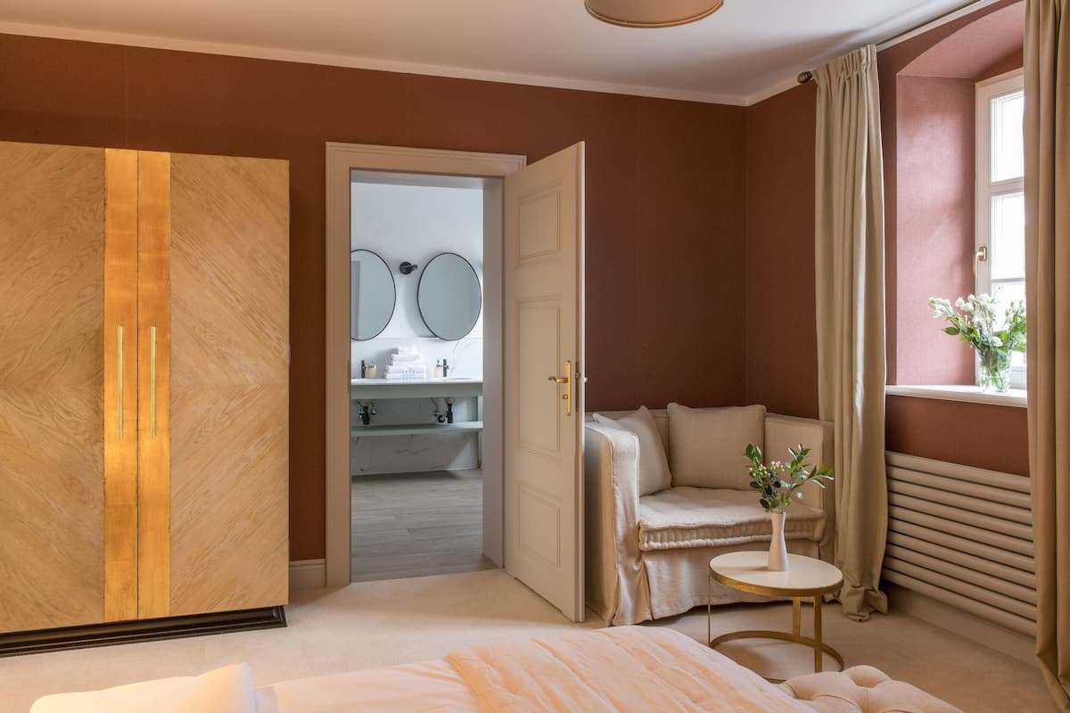 Deluxe Room | 1 bedroom, individually decorated, individually furnished, desk