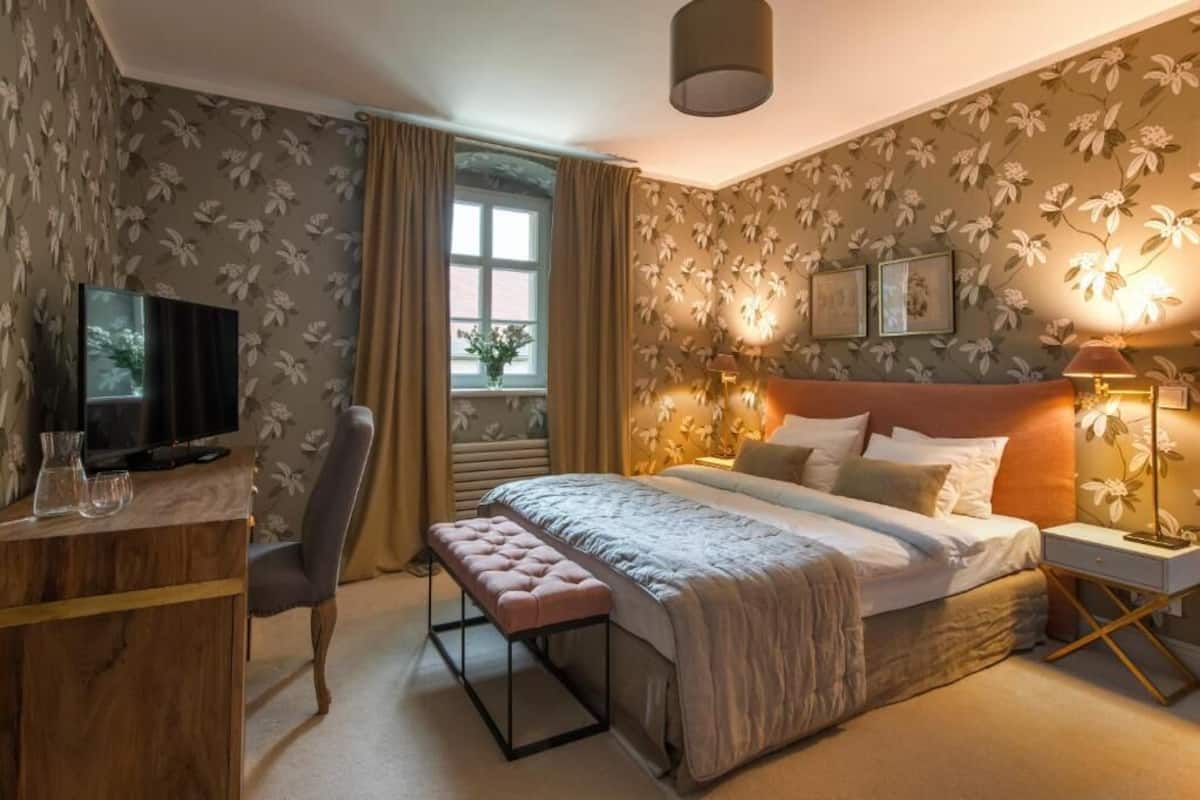 Deluxe Room | 1 bedroom, individually decorated, individually furnished, desk