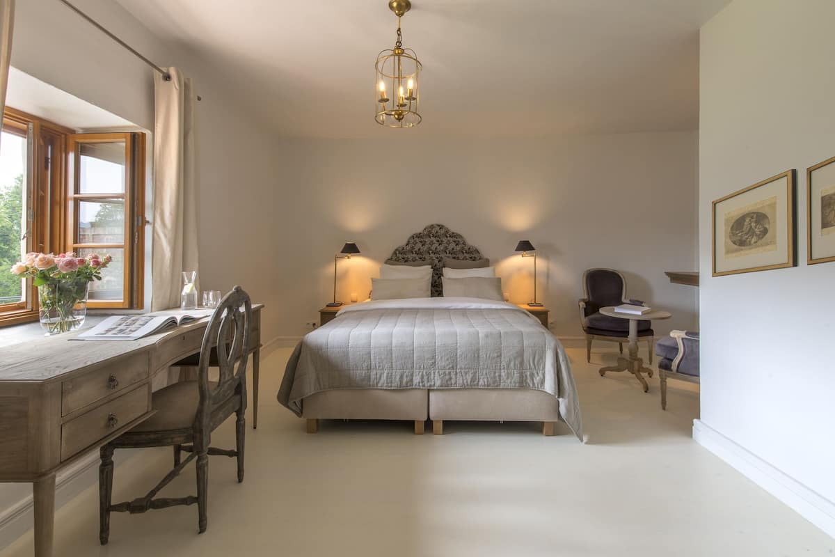 Deluxe Suite | 1 bedroom, individually decorated, individually furnished, desk