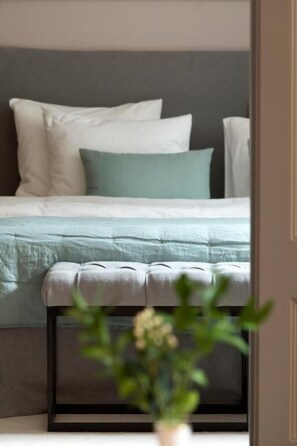 Rom – deluxe | Individuelt dekorert, individuelt innredet og skrivebord