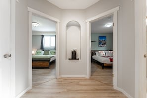5 bedrooms, desk, iron/ironing board, travel cot - 5-Br/3-Ba | Private Pool & Hot Tub | Pool Table + Home Theatre (Hinton)
