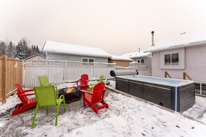 Terrace/patio - 5-Br/3-Ba | Private Pool & Hot Tub | Pool Table + Home Theatre (Hinton)