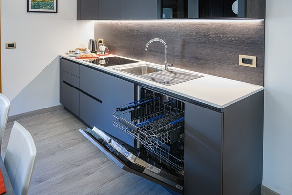 Kjøleskap, ovn, kokeplater og oppvaskmaskin