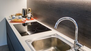 Cafetera y tetera, refrigerador, horno y parrilla de estufa 