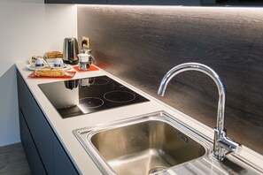 Kjøleskap, ovn, kokeplater og oppvaskmaskin