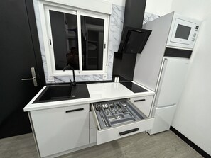 Geladeira, micro-ondas, talheres/pratos/utensílios de cozinha
