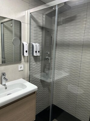 Dusche, Handtücher, Seife, Shampoo