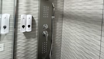 Een douche, handdoeken, zeep, shampoo