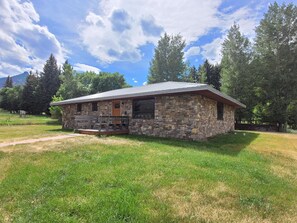 Outdoor dining - 30 miles to East Entrance Yellowstone (Cody)