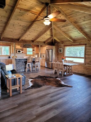 Interior - 30 miles to East Entrance Yellowstone (Cody)