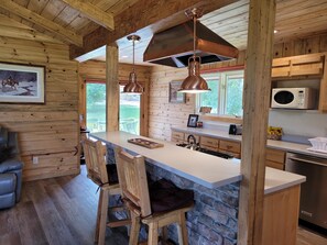 Fridge, microwave, oven, stovetop - 30 miles to East Entrance Yellowstone (Cody)