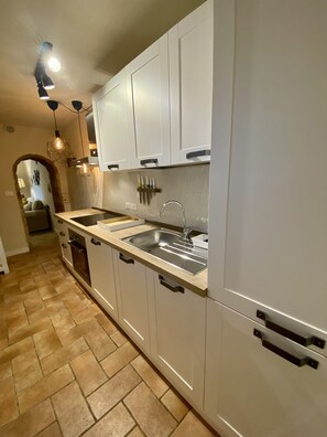 ثلاجة، فرن، موقد طهي مسطح، غسالة أطباق