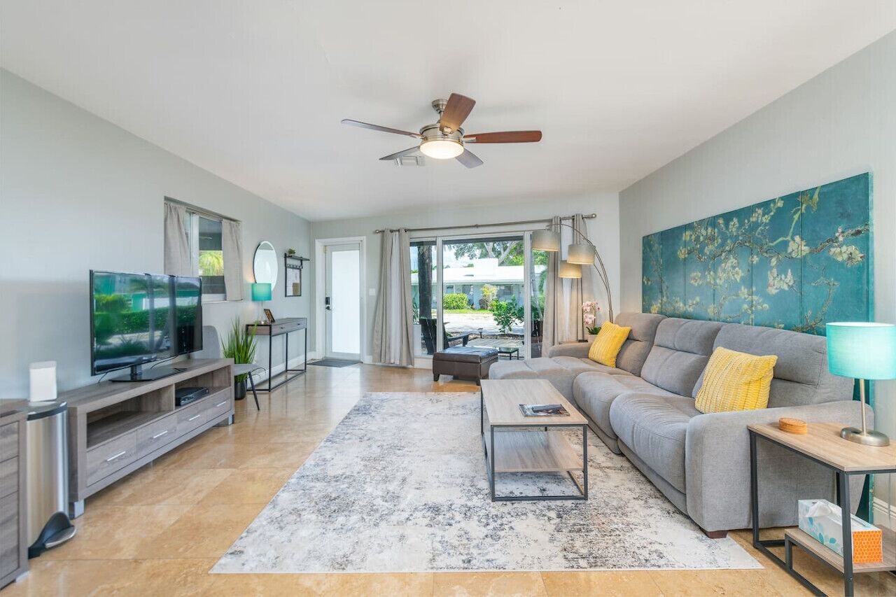 2 Bed - Steps from Wilton Drive | Fire Pit | BBQ