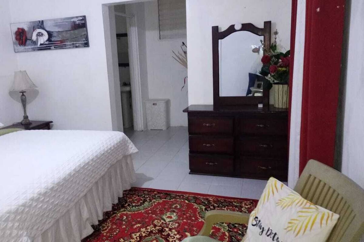 Quarto casal conforto, vista para o jardim | Roupas de cama premium, edredons de pluma, camas Select Comfort