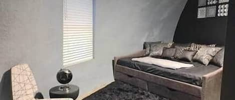 Smart TV, chimenea y libros