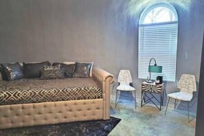 Una Smart TV, una chimenea, libros