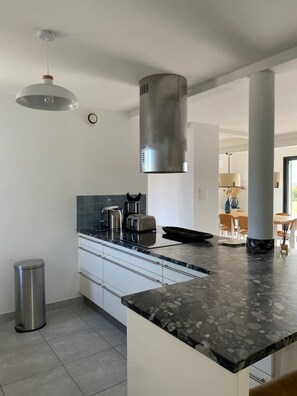 Kühlschrank, Mikrowelle, Ofen, Geschirrspüler