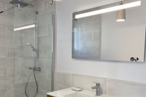 Dusche, Haartrockner, Handtücher