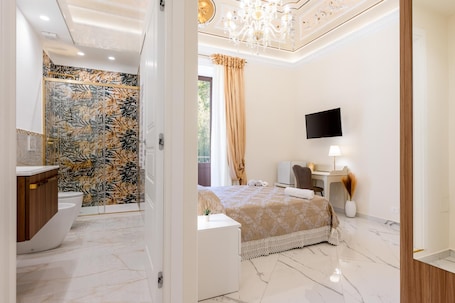 Minibar, decoración personalizada, escritorio y cortinas blackout