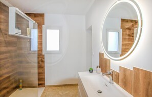 Shower, hair dryer - Gorgeous home in Lussas (Lussas)