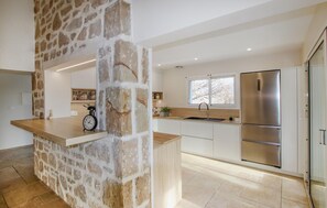 Kjøleskap, ovn, kokeplater og oppvaskmaskin