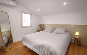 4 bedrooms, iron/ironing board, travel crib, free WiFi