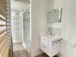 Dusche, Haartrockner, Seife, Toilettenpapier