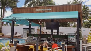 Quầy bar bên hồ bơi