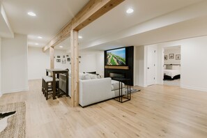 Interior - Fairway Getaway-by Whistling Straits, Golf sim/Theater Room, ZenDen &Poker Room! (Sheboygan)