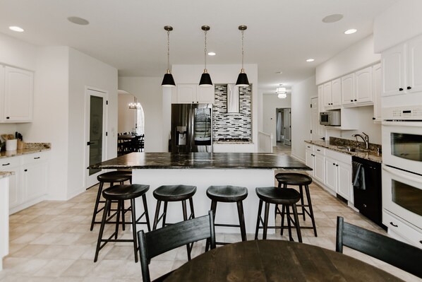 Fridge, microwave, oven, stovetop - Fairway Getaway-by Whistling Straits, Golf sim/Theater Room, ZenDen &Poker Room! (Sheboygan)