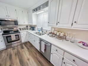 Fridge, microwave, oven, stovetop - Cozy Family-sized house. Pet Friendly! (Cartersville)