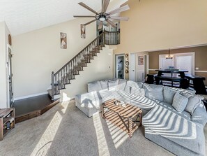 Smart TV, fireplace - Cozy Family-sized house. Pet Friendly! (Cartersville)