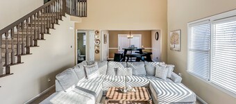 Cozy Family-sized house. Pet Friendly!