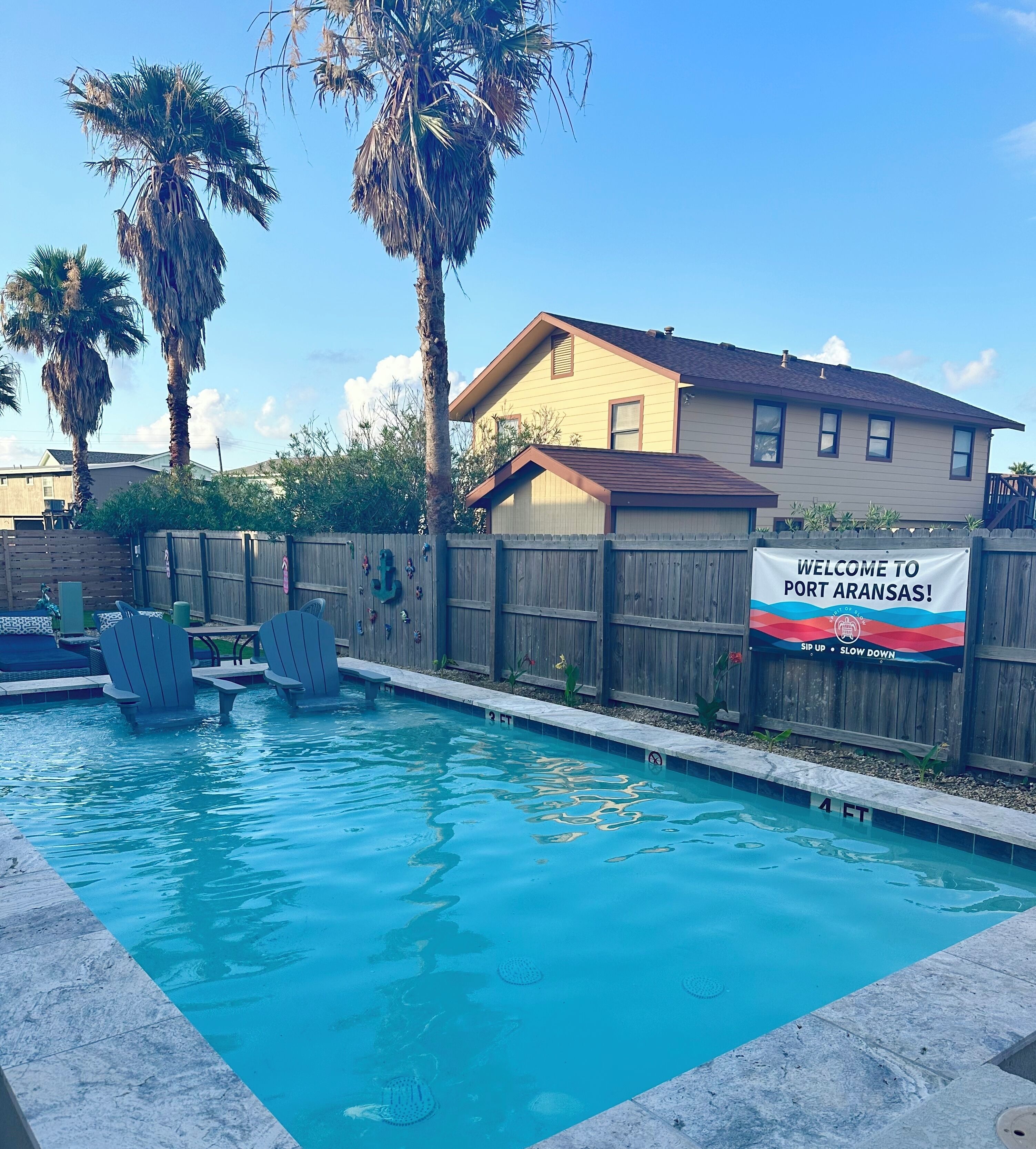 Private Pool & Turfed Yard {4 Bdrm & 4 Bath} - In Town