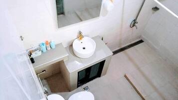 Douche, savon, papier toilette