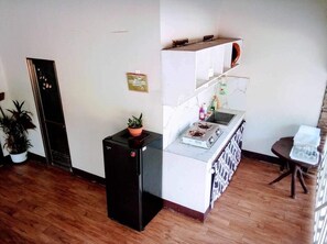Fridge, stovetop, cookware/dishes/utensils, dining tables