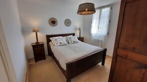 2 slaapkamers, een strijkplank/strijkijzer, beddengoed