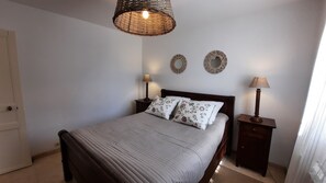 2 soverom, strykejern/-brett og sengetøy