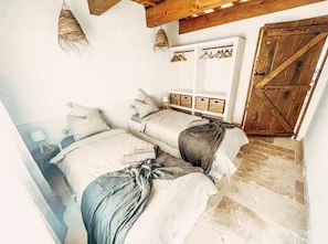 3 habitaciones, tabla de planchar con plancha y cuna de viaje 