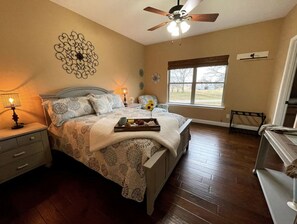 4 室のベッドルーム、デスク、アイロン / アイロン台、WiFi (無料)