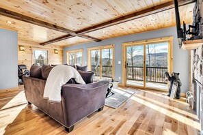 Smart TV, chimenea, videojuegos y futbolito 