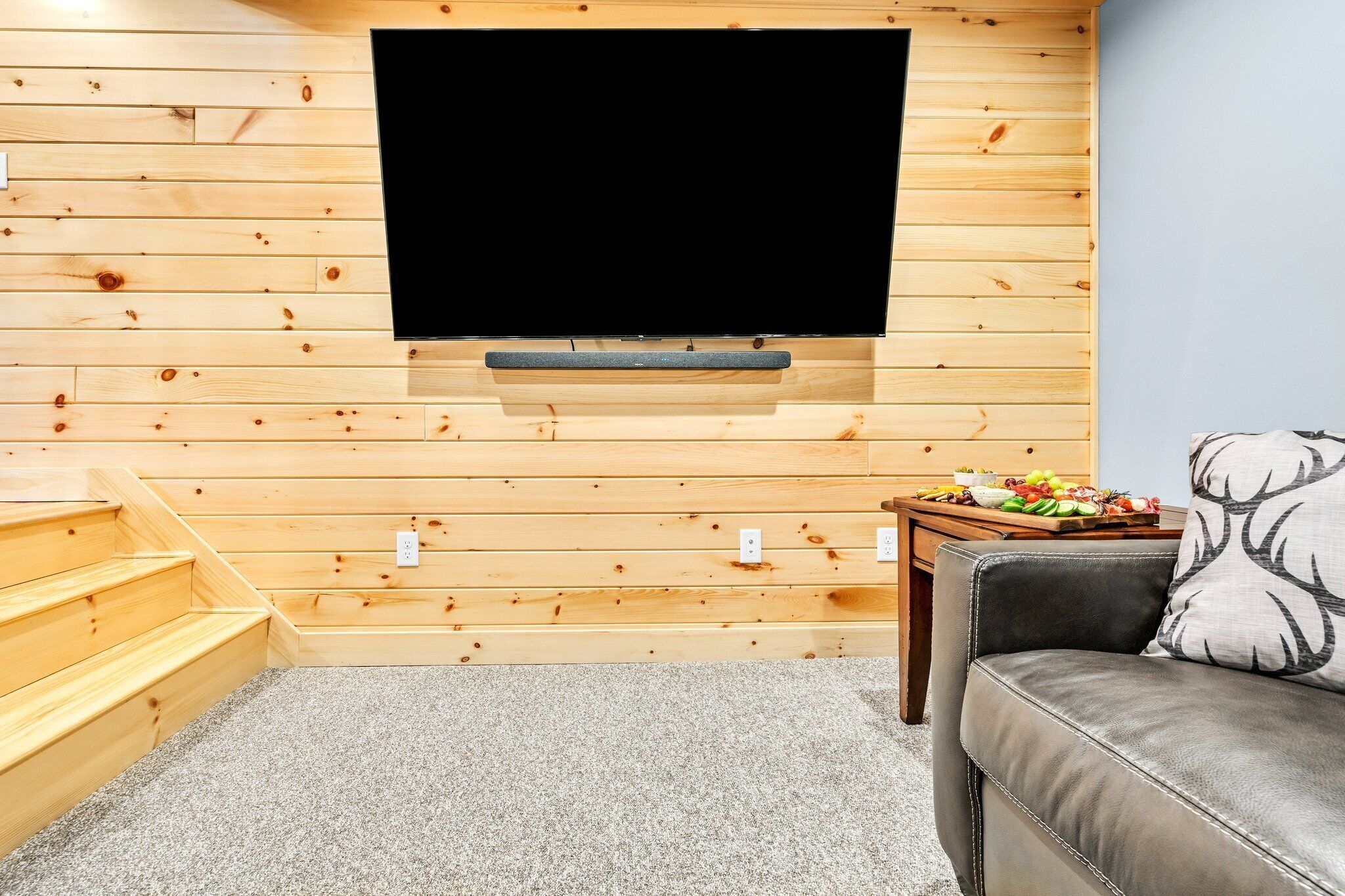 TV connectée, cheminée, jeux vidéo, baby-foot