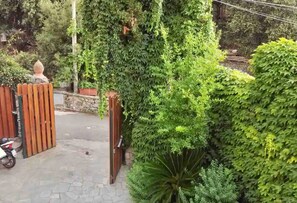 Property grounds - Villa surrounded by greenery, just 5min walk from SanMontano beach (Campania)