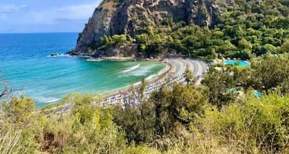 Villa surrounded by greenery, just 5min walk from SanMontano beach