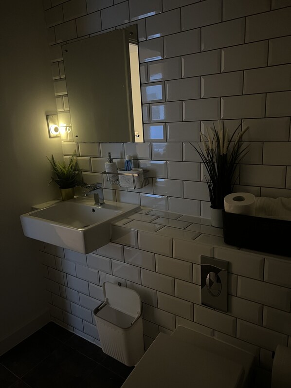 Shower, hair dryer, towels, soap - Heart of B1 Luxury Family- Cozy Heaven. Secure Parking- Quiet City Home  (Birmingham)