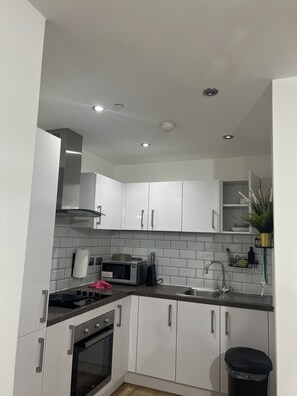 Frigorifero, microonde, forno, piano cottura