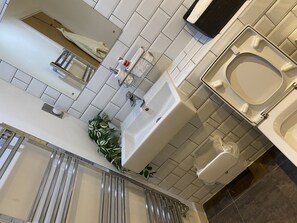 Shower, hair dryer, towels, soap - Heart of B1 Luxury Family- Cozy Heaven. Secure Parking- Quiet City Home  (Birmingham)