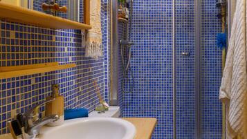 Douche, sèche-cheveux, serviettes fournies, savon